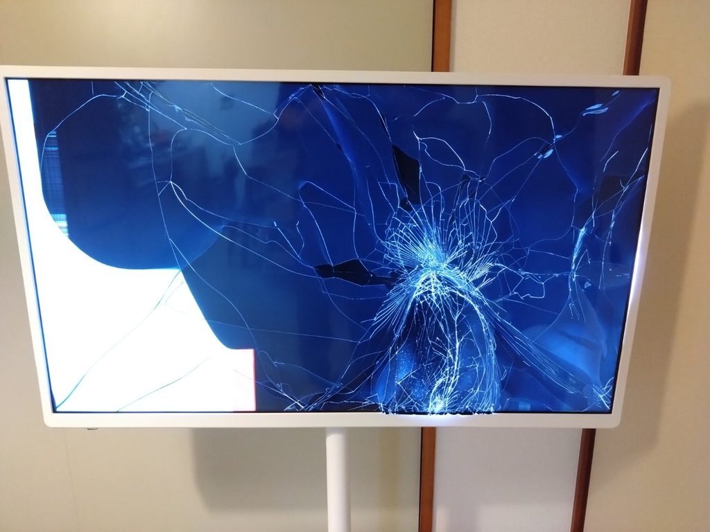 購入から約3か月で液晶パネルが割れた16万円のテレビ